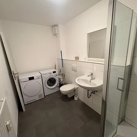Moderne 2-zimmer-wohnung Mit Balkon - Ideal Fuer 4 Gaeste Appartement *